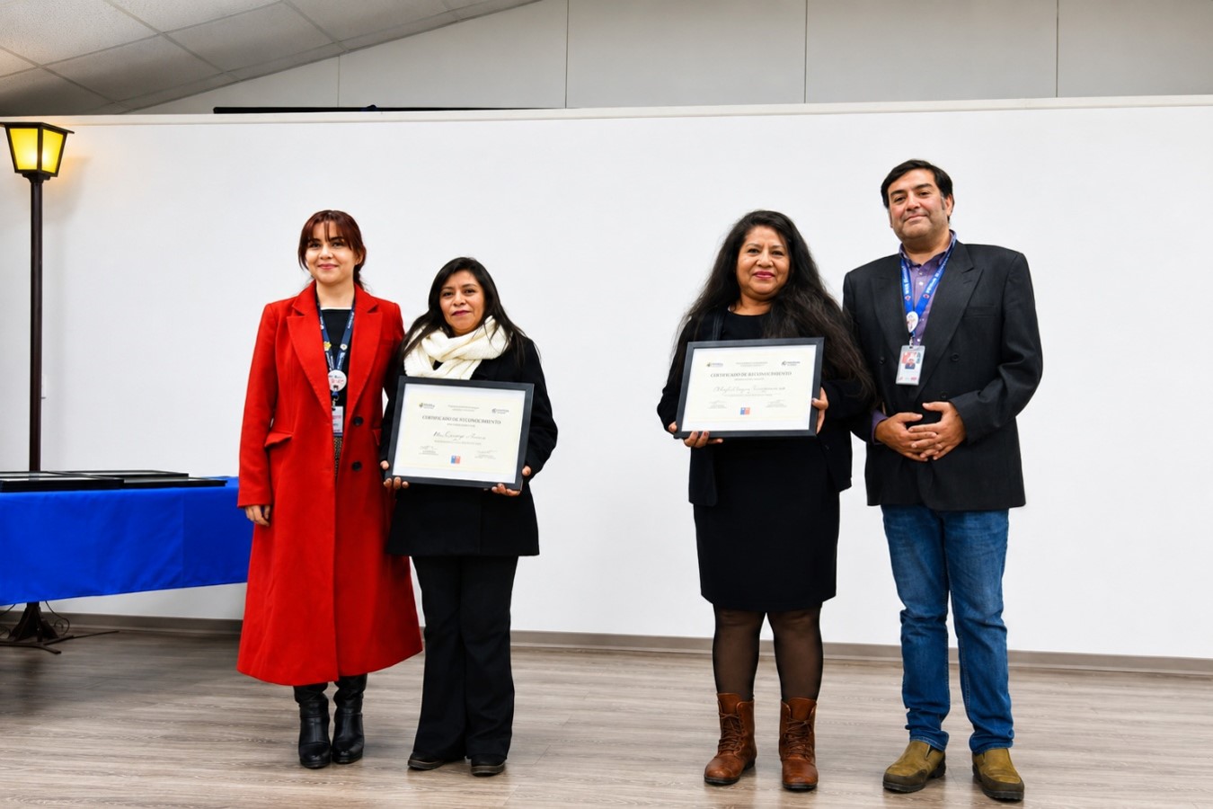 Entrega de reconocimiento a familias participantes de la ceremonia.