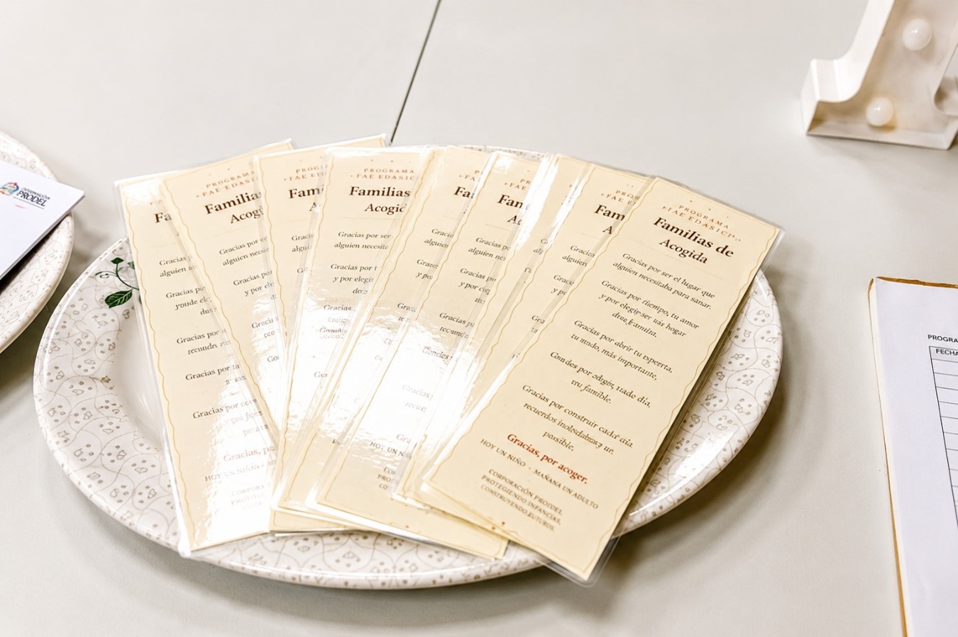 Material preparado para la ceremonia de reconocimiento a las Familias de Acogida.