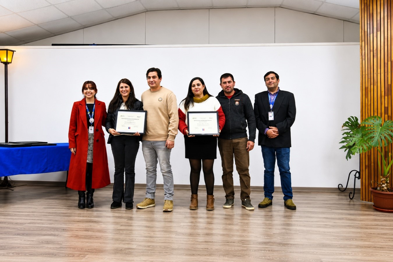 Entrega de diplomas de reconocimiento a familias de acogida participantes