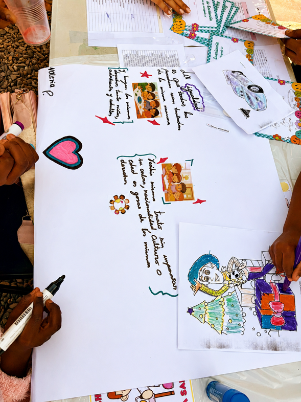 Participantes elaborando materiales creativos sobre derechos de la niñez.