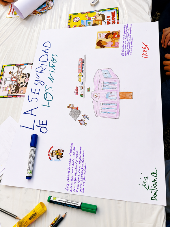 Pancartas y afiches elaborados durante la jornada participativa
